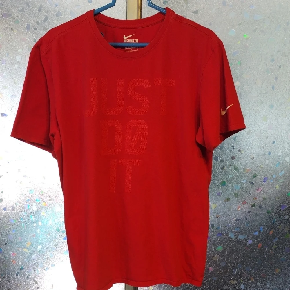 Nike Men's Red 'Just Do It' T-Shirt - Picture 5 of 11
